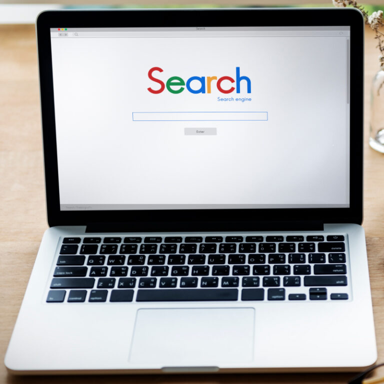 Laptop z włączona wyszukiwarką Google.