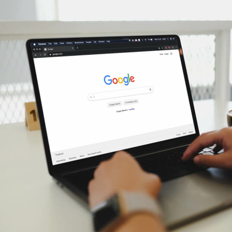 Wyszukiwarka Google pokazana na laptopie.