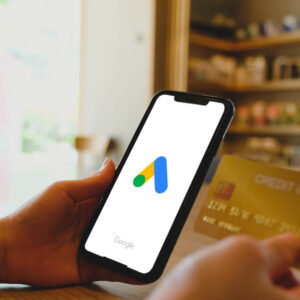 Telefon z włączoną aplikacją Google,