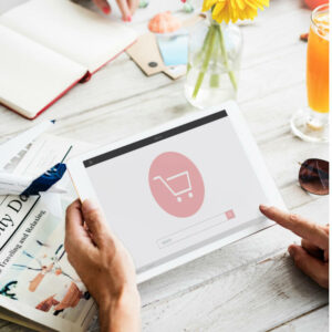 Tablet z ikoną zakupów online.