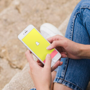 Osoba logująca się do aplikacji Snapchat w telefonie.