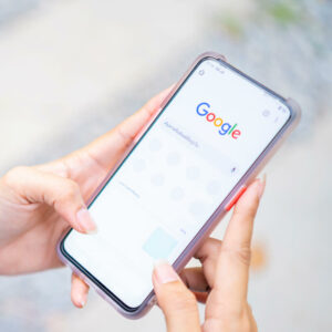 Telefon z włączoną przeglądarką Google,