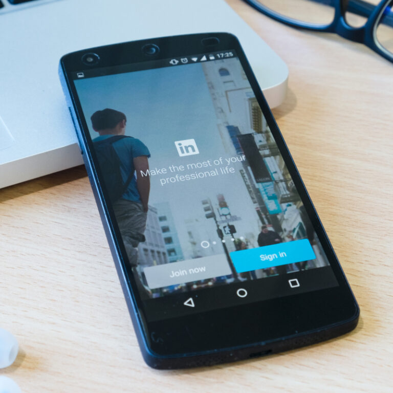 Telefon z włączoną aplikacją LinkedIn.
