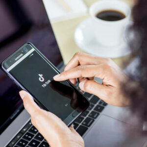 Osoba trzymająca telefon z uruchomioną aplikacją TikTok.