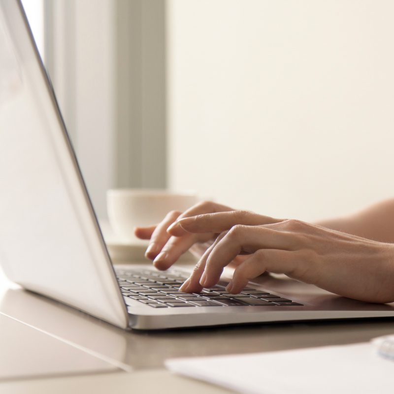 Osoba pisząca na klawiaturze laptopa