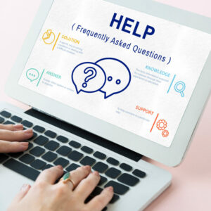 Osoba wyszukująca na laptopie pytania do firmy.