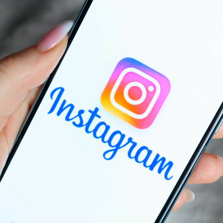 Osoba trzymająca telefon z logo Instagrama.