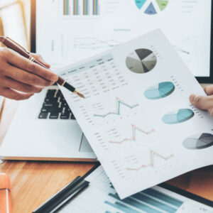 Dwie osoby analizujące wykresy