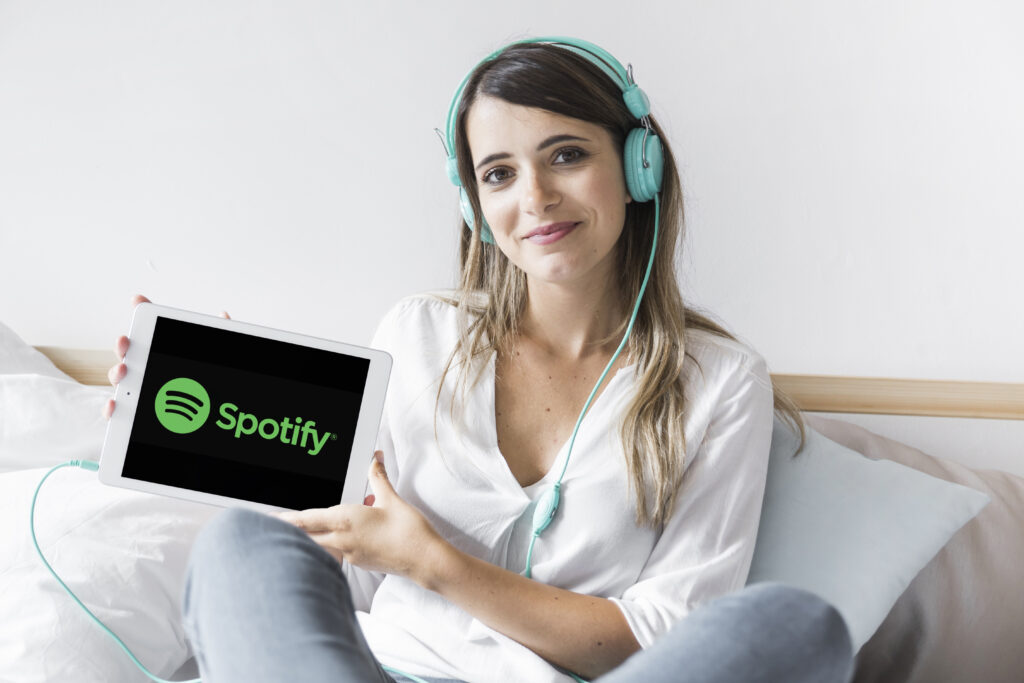 Kobieta słuchająca podcastu na Spotify