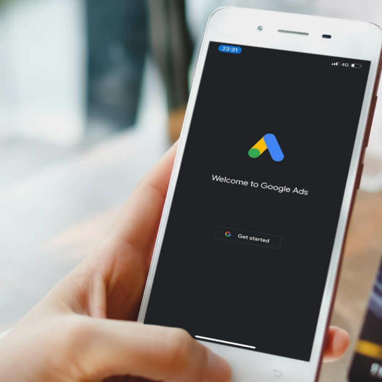 Osoba trzymająca telefon z włączona stroną logowania do Google Ads.