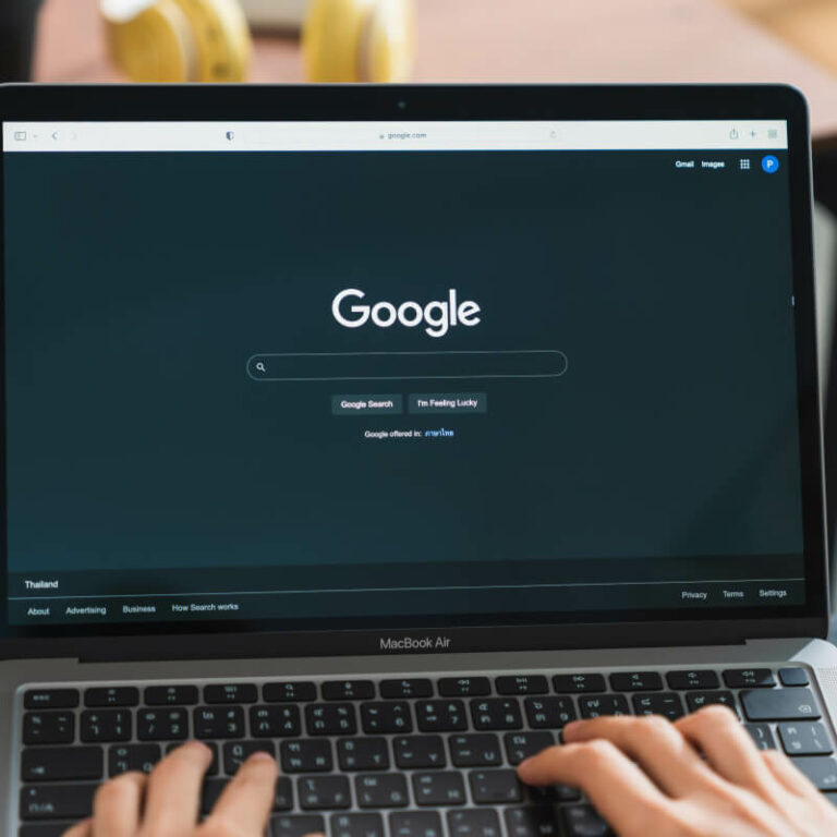 Laptop z włączoną wyszukiwarką Google.