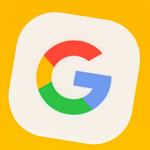 Logo Google na żółtym tle.