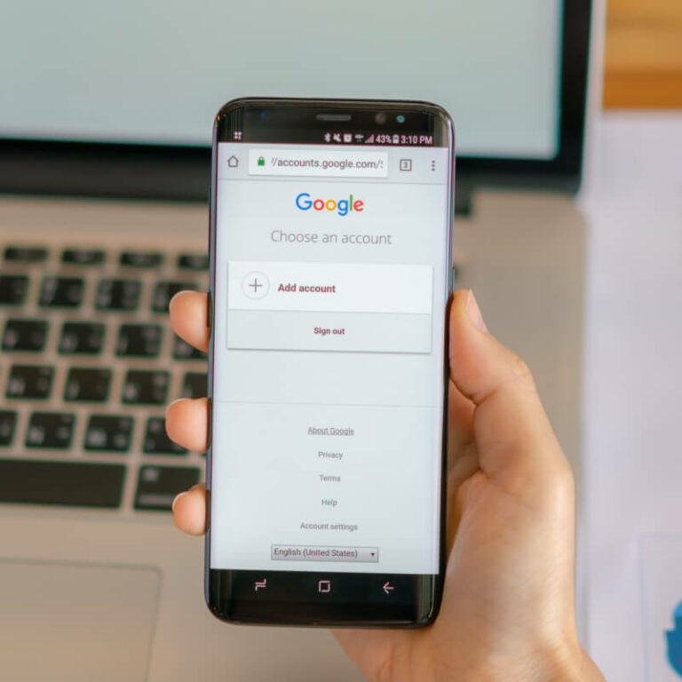 Telefon z widocznym ekranem logowania do Google trzymany w ręce