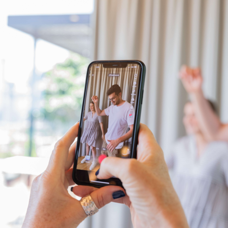 Nowe narzędzia do tworzenia napisów i tłumaczeń w TikTok