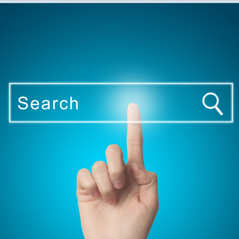 Dłoń dotykająca paska wyszukiwania Google na niebieskim tle