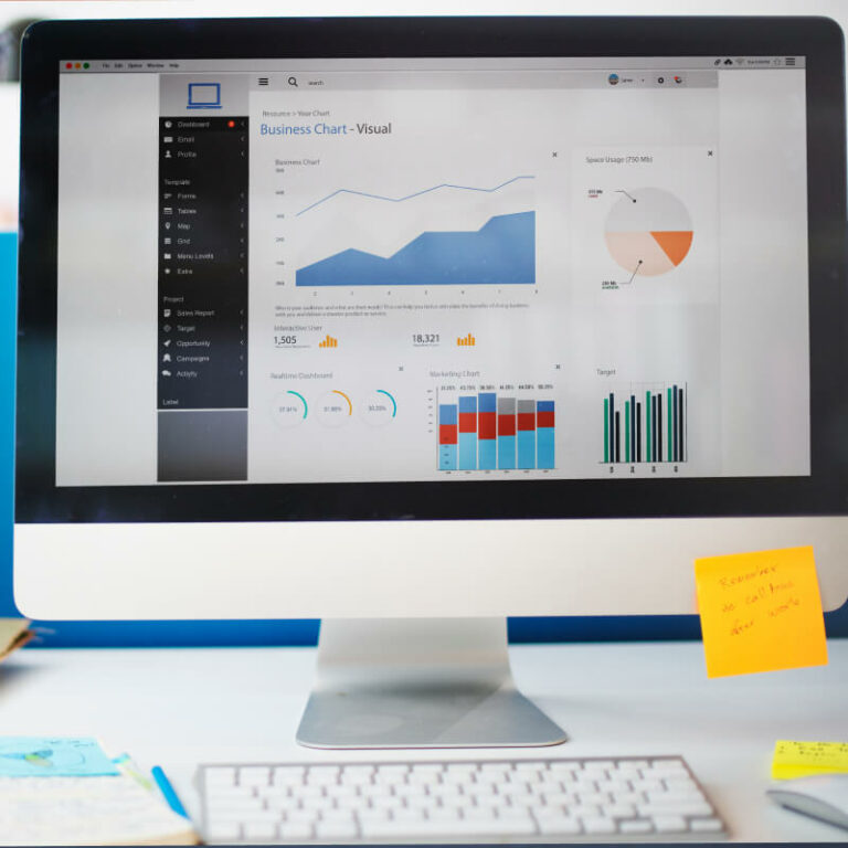 Komputer z wykresami na ekranie.