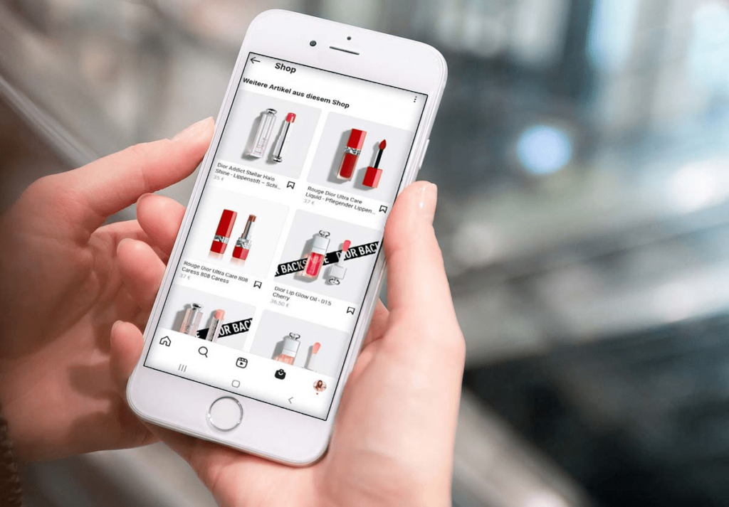 Osoba dokonująca zakupów przez Instagram.