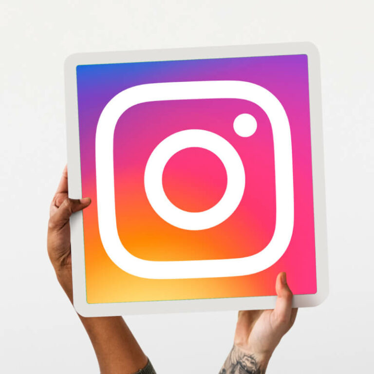 Zdjęcie logo Instagrama trzymane przez dwie osoby