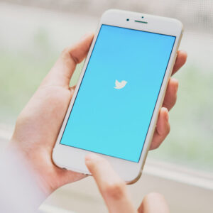 Telefon z logo Twittera trzymany w dłoni