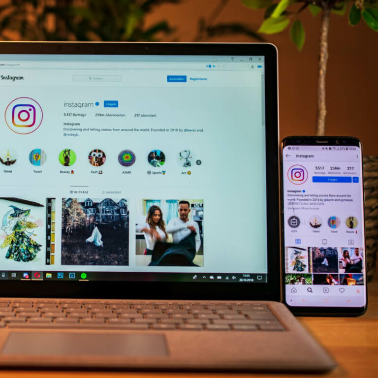 Laptop i telefon z włączonym Instagramem.
