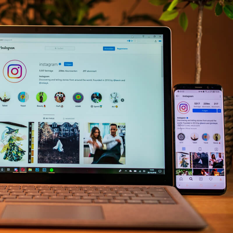 Laptop i telefon z włączonym Instagramem.
