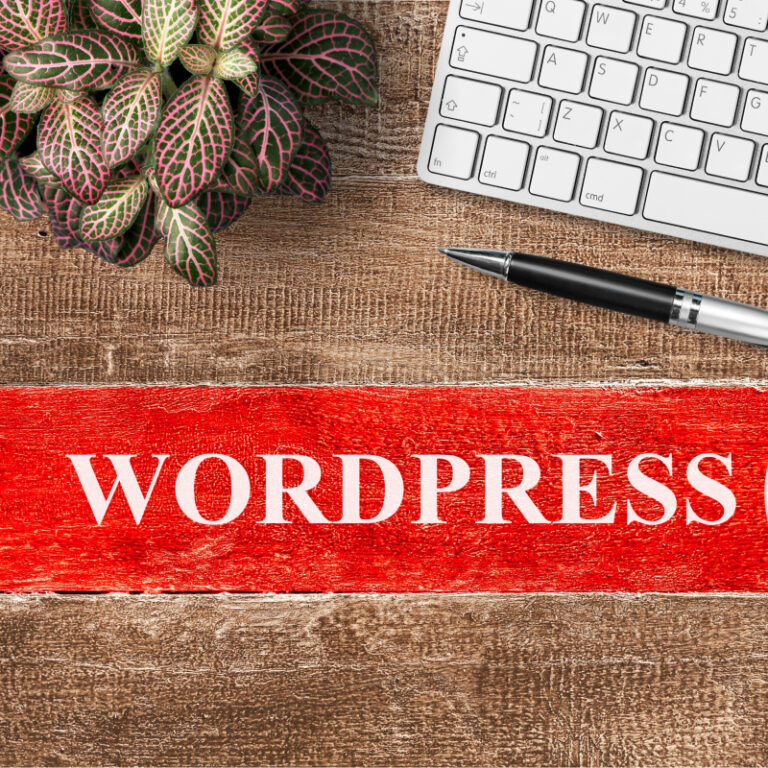Napis WordPress na biurku.
