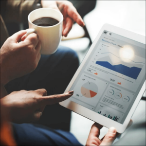 Zdjęcie przedstawia przegląd danych statystycznych przez pracowników.