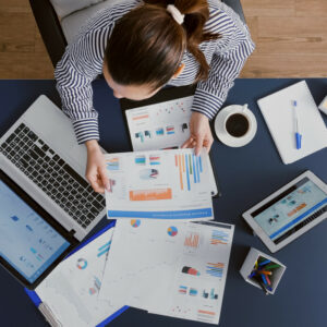 Widok z góry na pracownicę siedzącą przy biurku z dokumentami