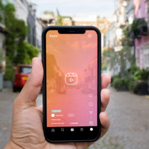 Telefon z logo Instagram Reels, na tle miasta