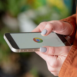 Telefon z logo Google Chrome