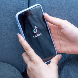Telefon z logo aplikacji TikTok
