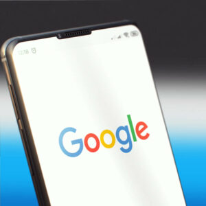 Telefon z włączoną wyszukiwarką Google