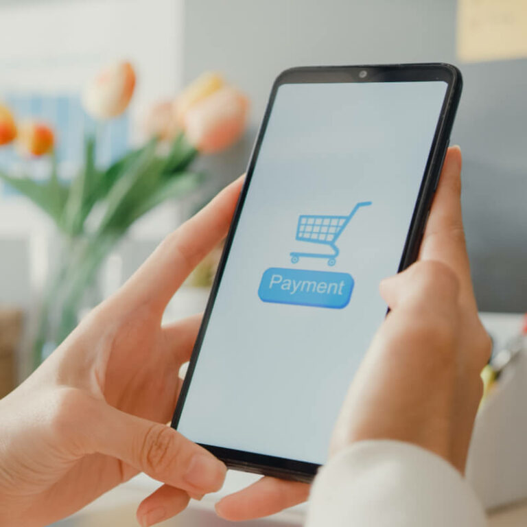 Osoba robiąca zakupy online na telefonie.
