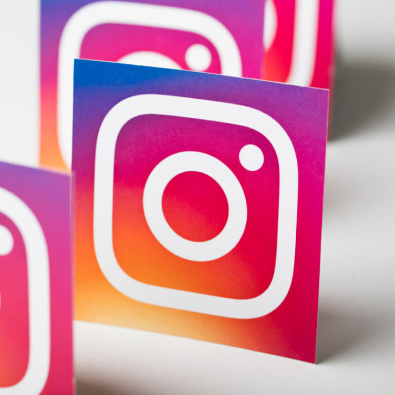 Kartki z logo Instagrama ustawione w rzędzie