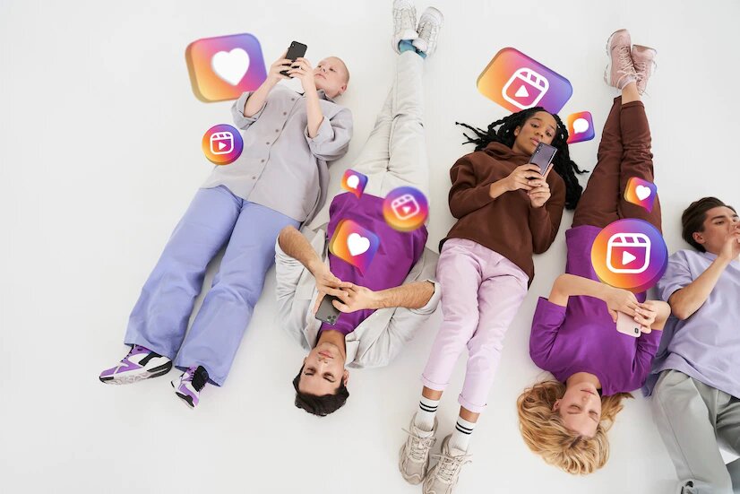 Zdjęcie przedstawia ludzi korzystających z Instagrama.