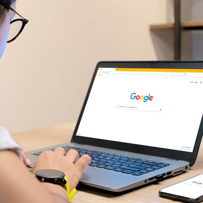Osoba używająca wyszukiwarki Google na laptopie