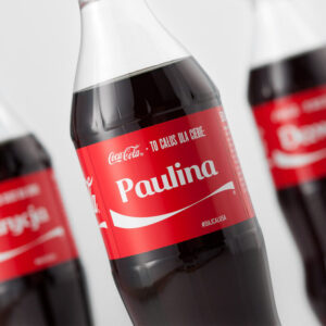 Zdjęcie przedstawia bitelkę Coca-Coli.