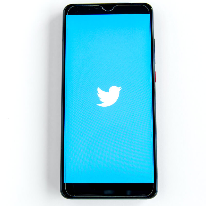 Telefon z logo Twittera na białym tle