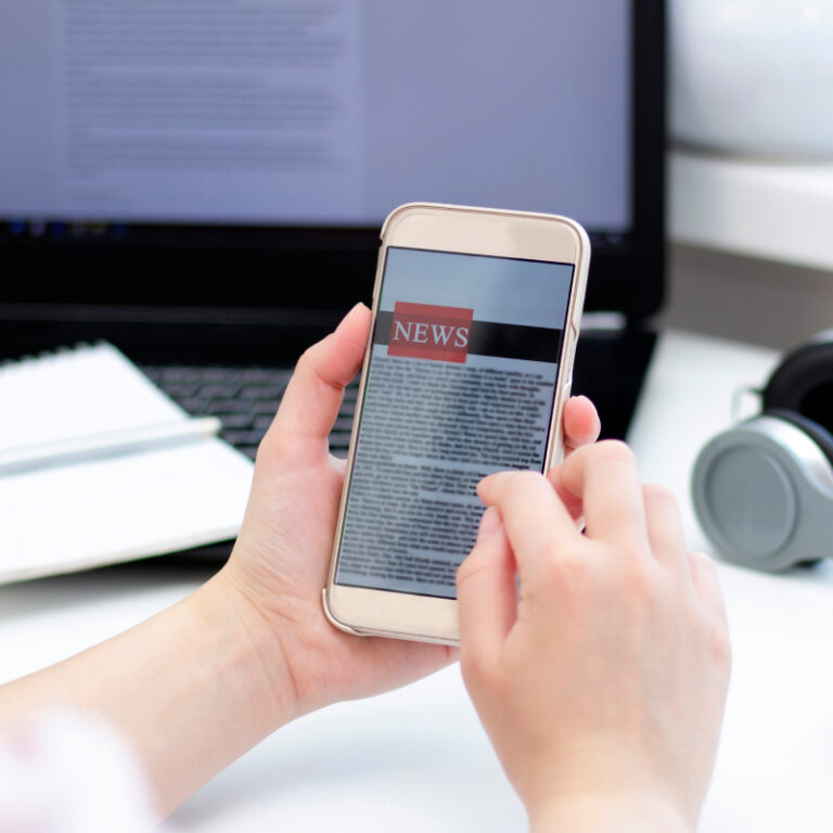 Osoba odczytująca wiadomości na ekranie telefonu