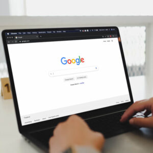 Osoba używająca wyszukiwarki Google na laptopie