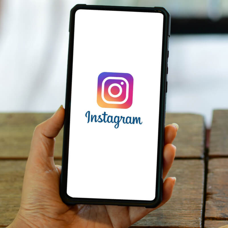 Telefon z logo Instagrama na ekranie