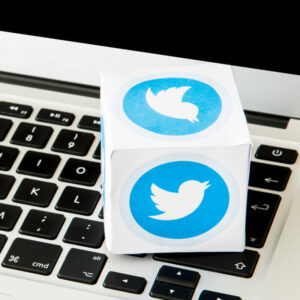 Logo Twittera na tle klawiatury laptopa.