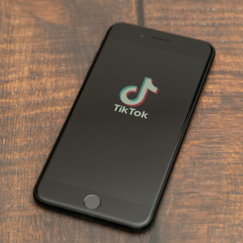 Telefon z logo TikToka