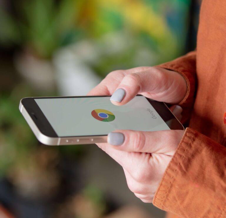 Telefon z logo Google Chrome