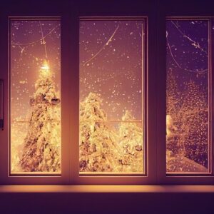 Obrazek przedstawia choinki za oknem w świątecznym klimacie.