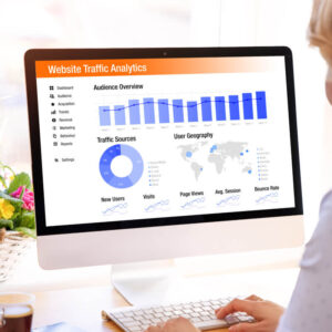 Osoba analizujące dane z komputera