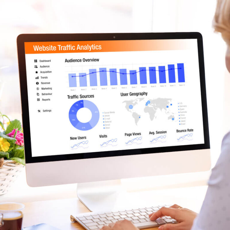 Osoba analizujące dane z komputera