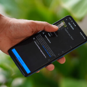 Osoba, publikująca YouTube Shorts na telefonie