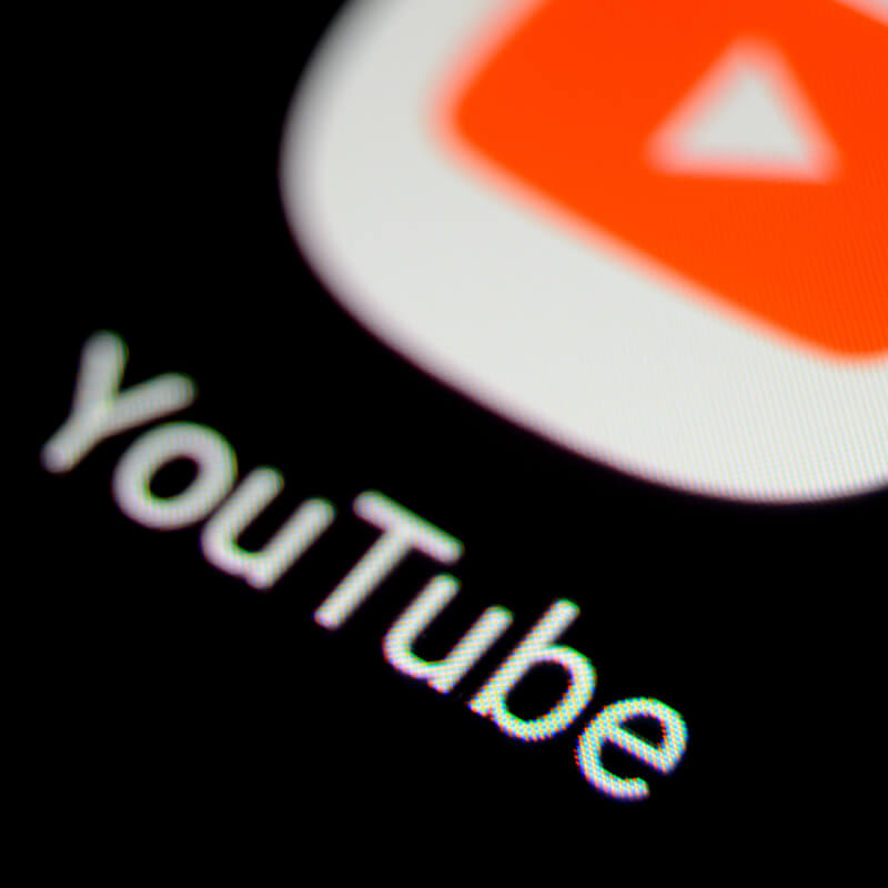 Logo aplikacji YouTube na czarnym tle