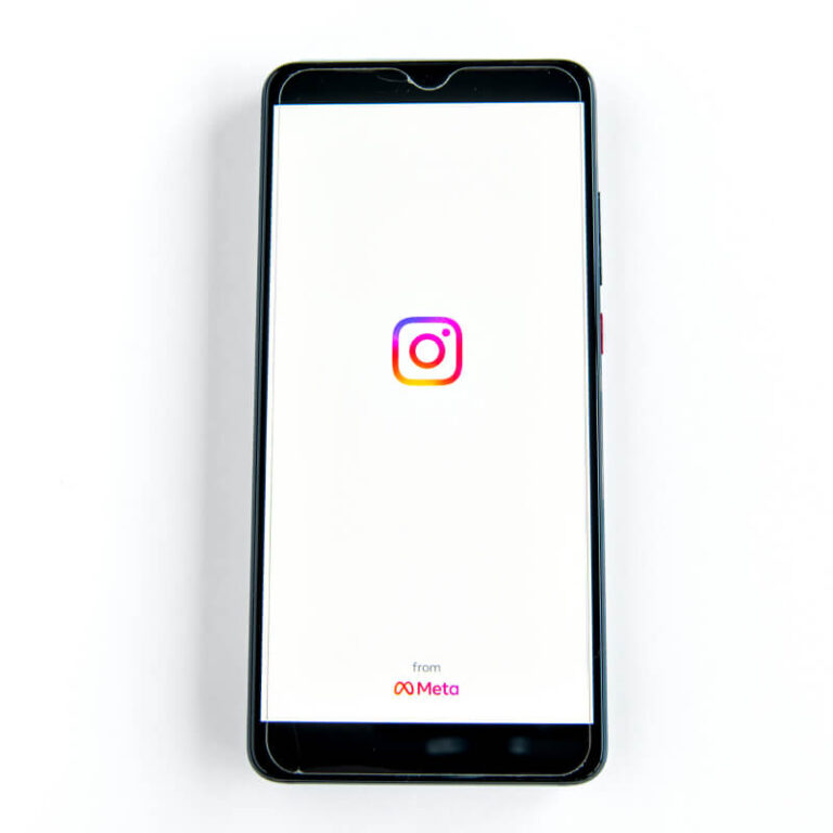 Telefon z wyświetlonym logo Instagrama